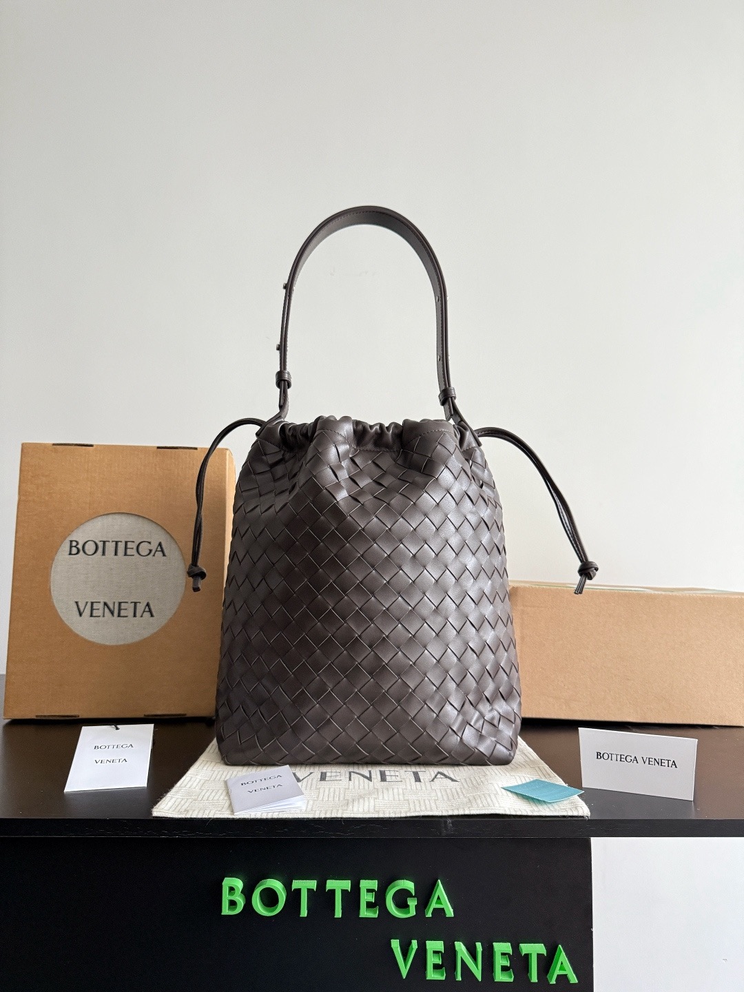 BOTTEGA VENETA 보테가베네타 Biblioteca 버킷백 인트레치아토 레더 백 버킷 인트레치아토 레더 백 1