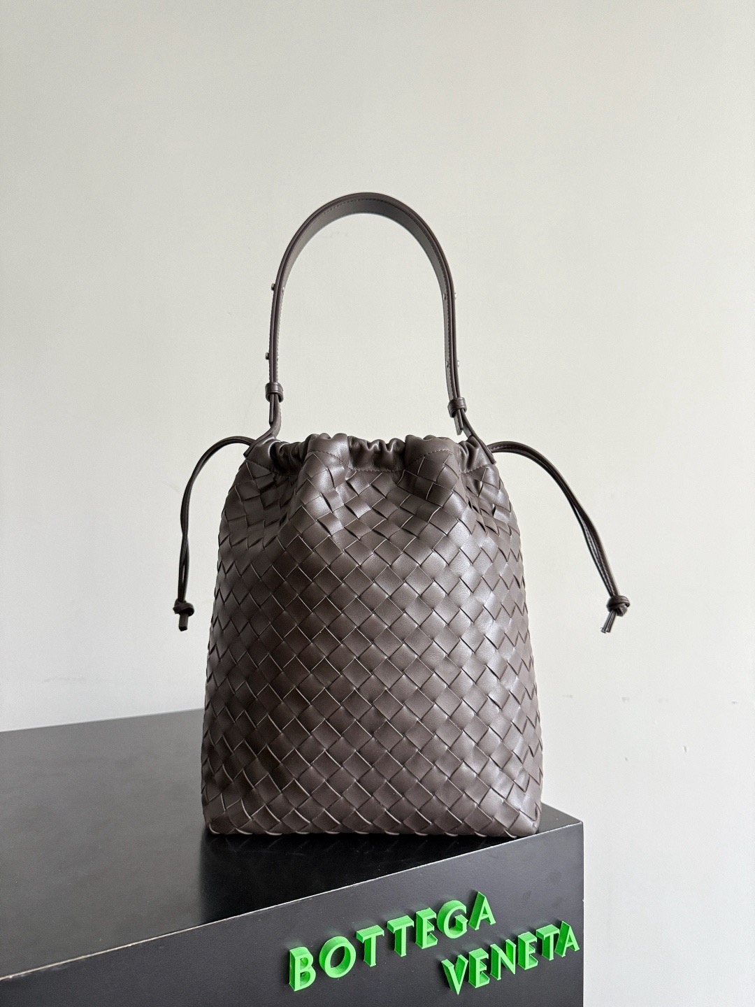 BOTTEGA VENETA 보테가베네타 Biblioteca 버킷백 인트레치아토 레더 백 버킷 인트레치아토 레더 백 2