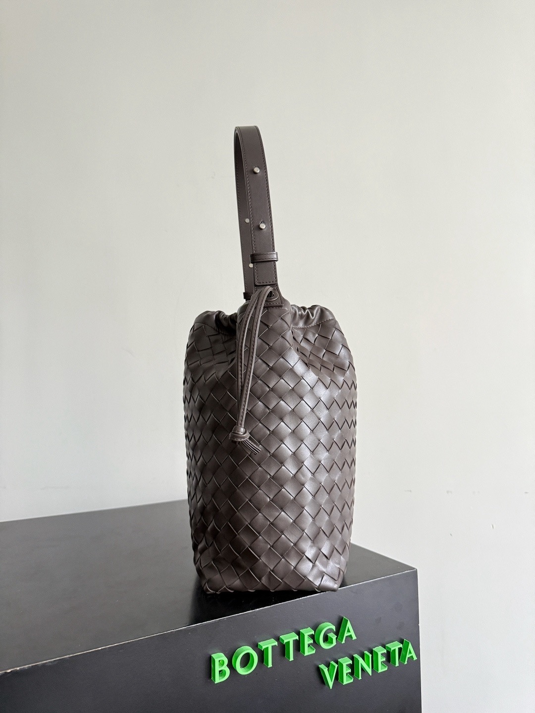 BOTTEGA VENETA 보테가베네타 Biblioteca 버킷백 인트레치아토 레더 백 버킷 인트레치아토 레더 백 3