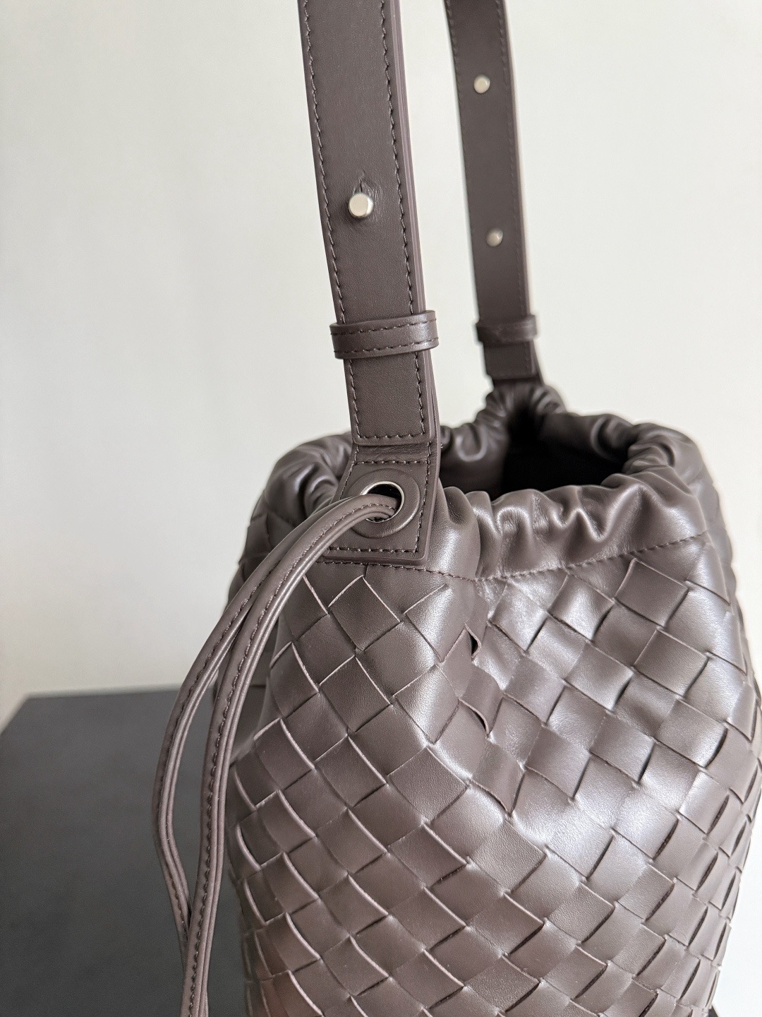 BOTTEGA VENETA 보테가베네타 Biblioteca 버킷백 인트레치아토 레더 백 버킷 인트레치아토 레더 백 4