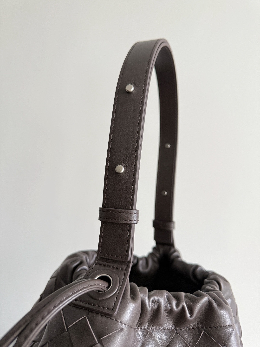 BOTTEGA VENETA 보테가베네타 Biblioteca 버킷백 인트레치아토 레더 백 버킷 인트레치아토 레더 백 5