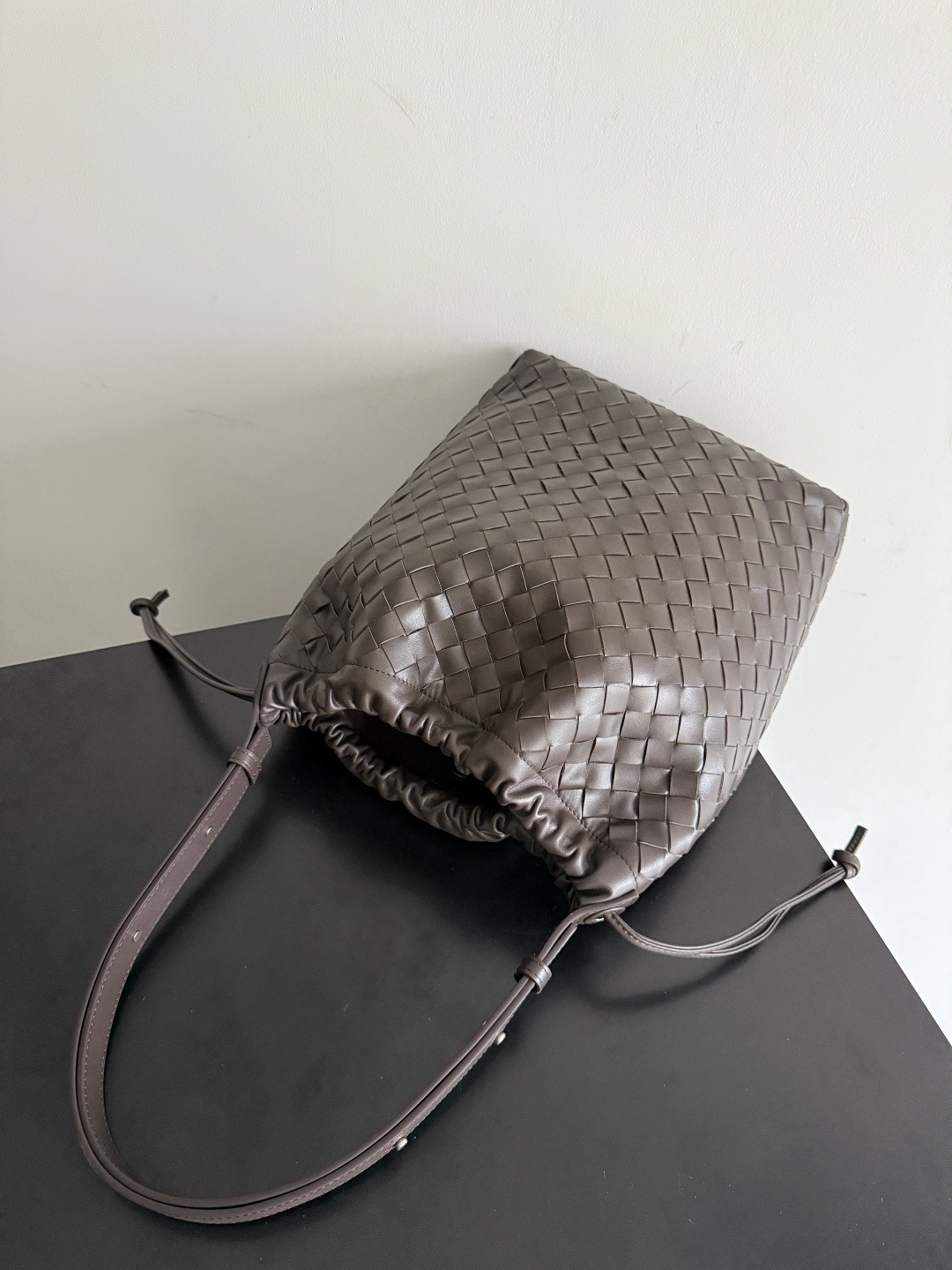 BOTTEGA VENETA 보테가베네타 Biblioteca 버킷백 인트레치아토 레더 백 버킷 인트레치아토 레더 백 7