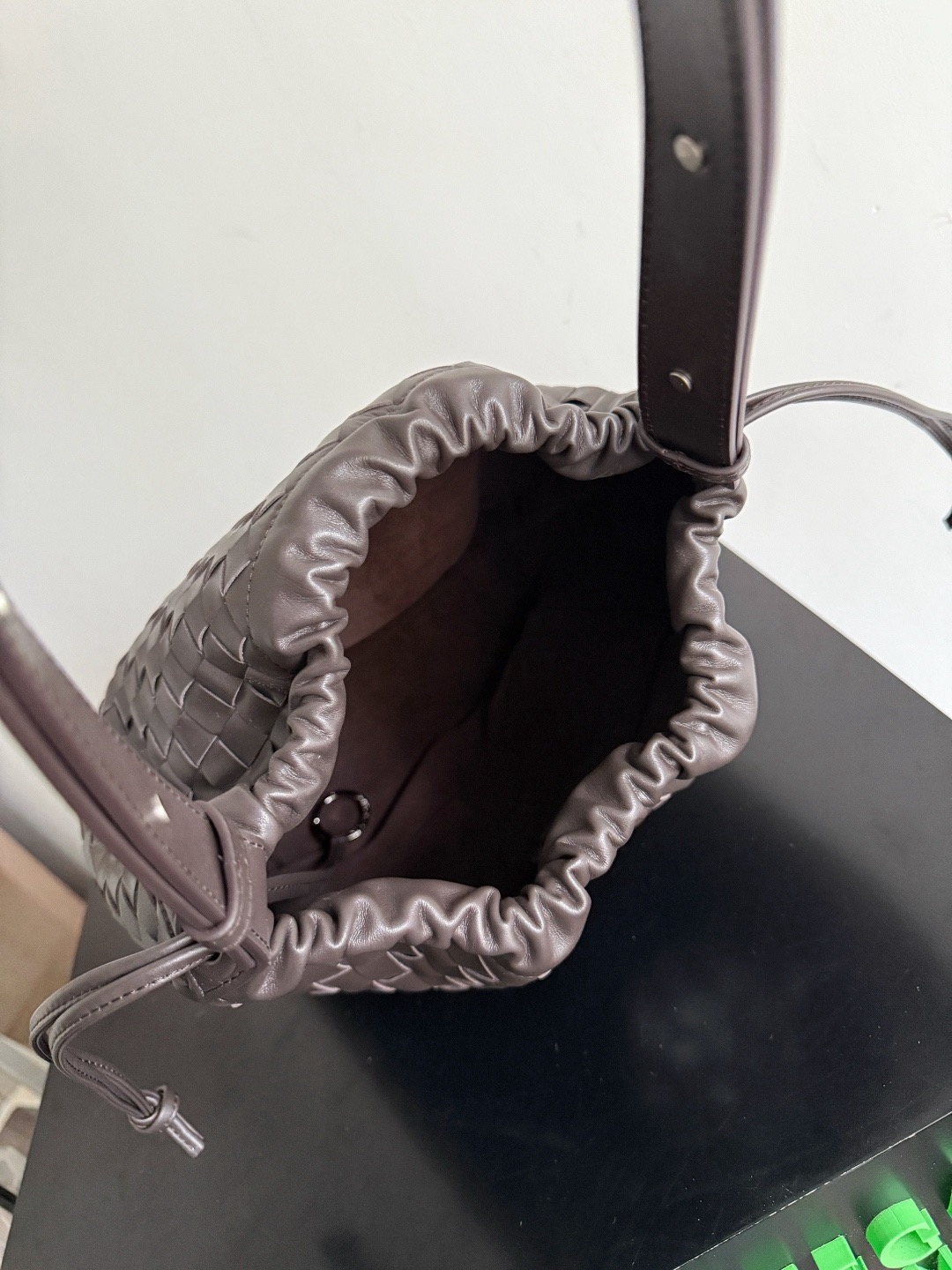 BOTTEGA VENETA 보테가베네타 Biblioteca 버킷백 인트레치아토 레더 백 버킷 인트레치아토 레더 백 8