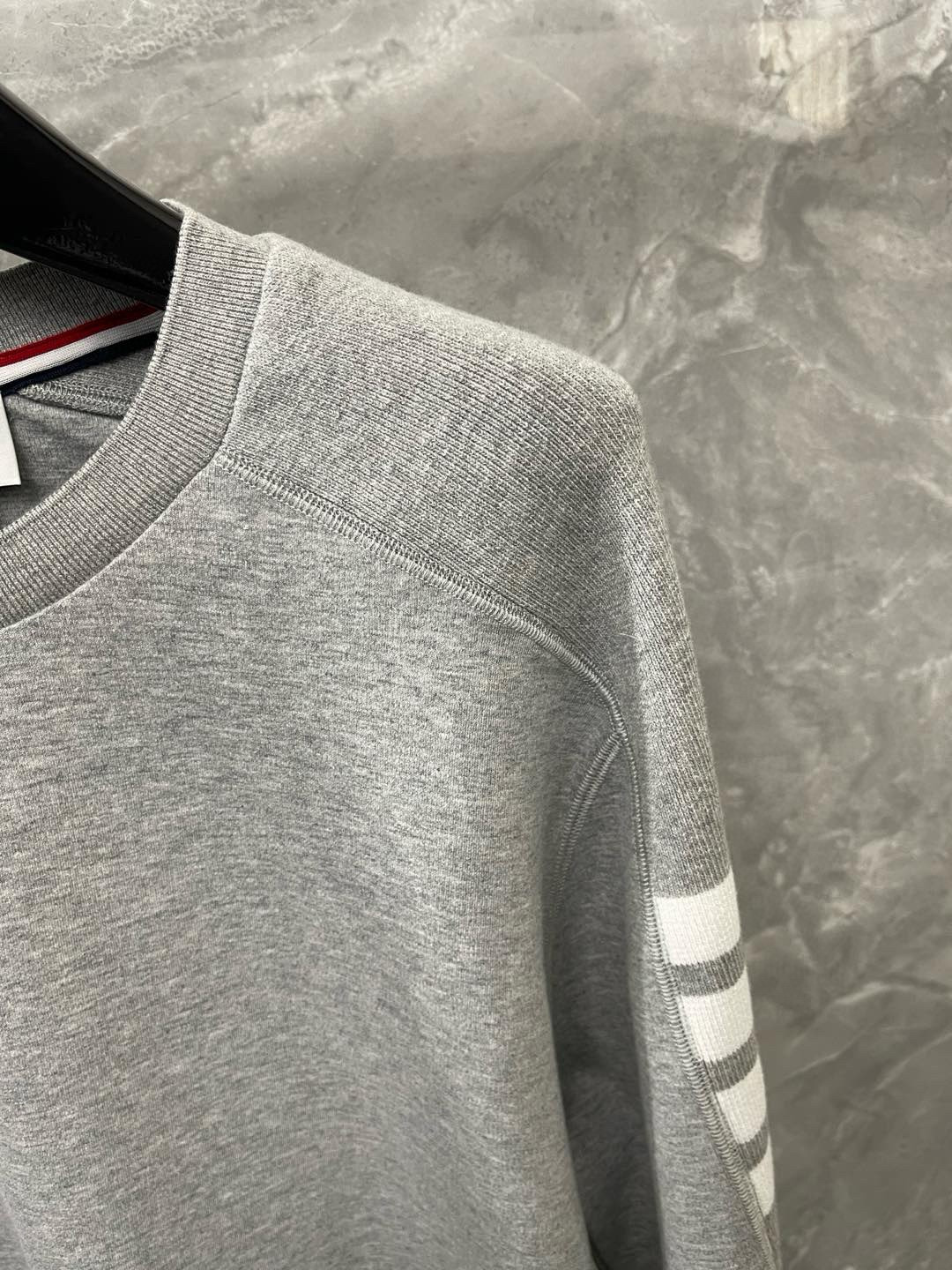 Thom Browne 톰브라운 사선 완장 클래식 라운드넥 니트 스웨터 3