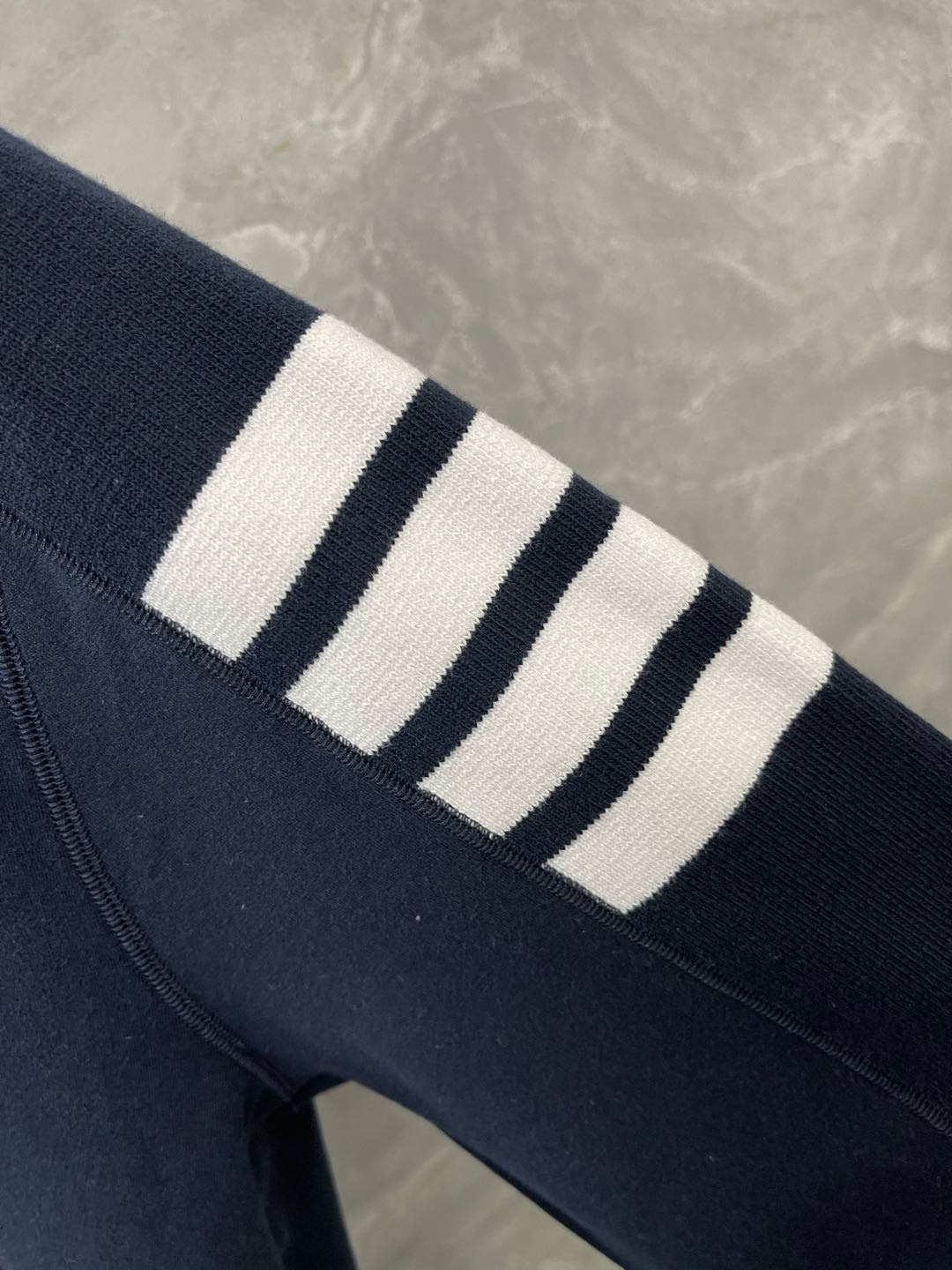 Thom Browne 톰브라운 사선 완장 클래식 라운드넥 니트 스웨터 4