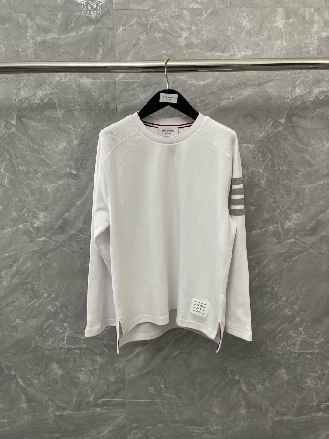 Thom Browne 톰브라운 사선 완장 클래식 라운드넥 니트 스웨터 1