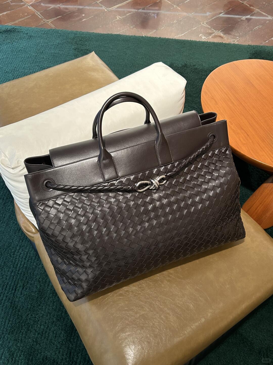 Bottega Veneta 보테가베네타 Andiamo Voyager 인트레치아토 토트백 3