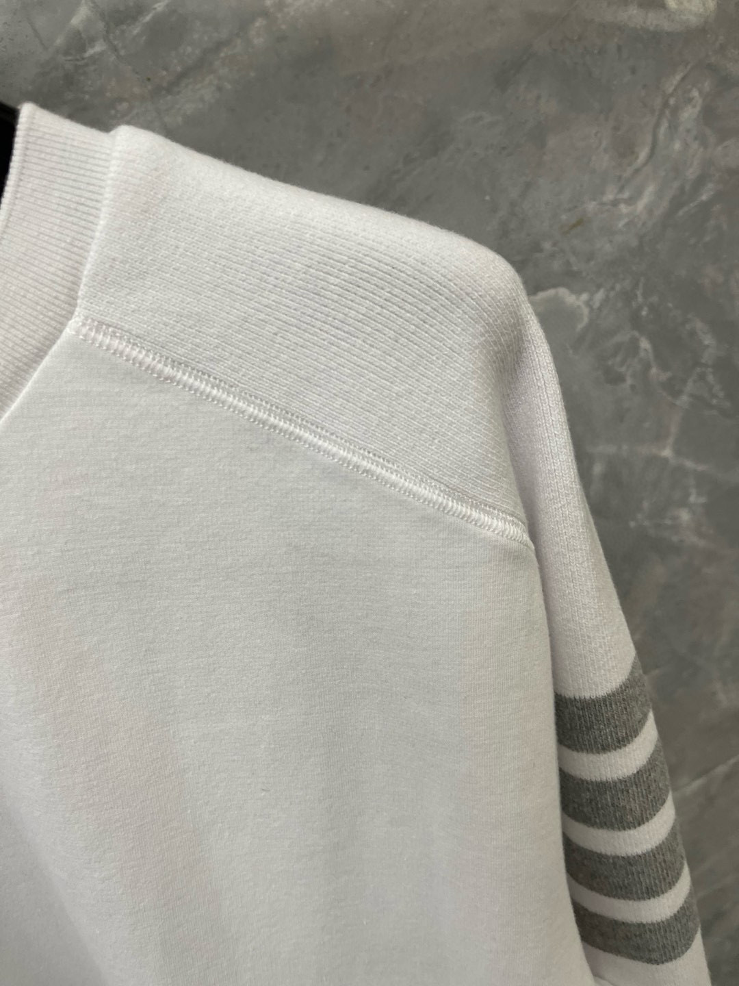 Thom Browne 톰브라운 사선 완장 클래식 라운드넥 니트 스웨터 3