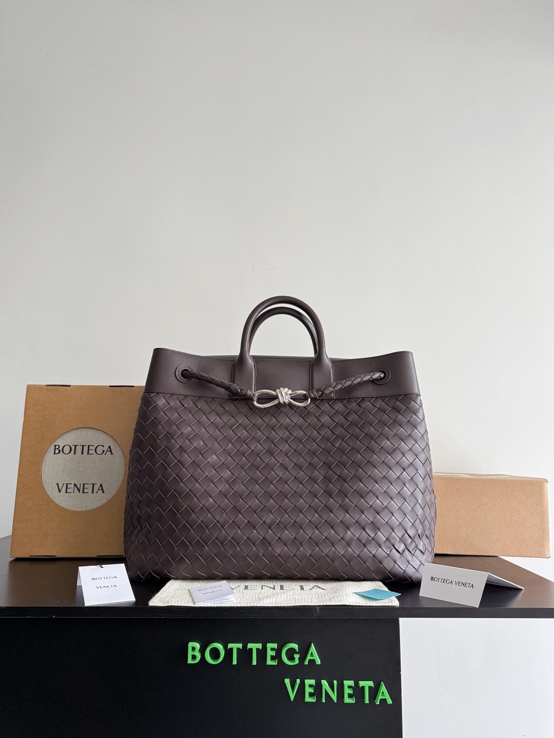 Bottega Veneta 보테가베네타 Andiamo Voyager 인트레치아토 토트백 4