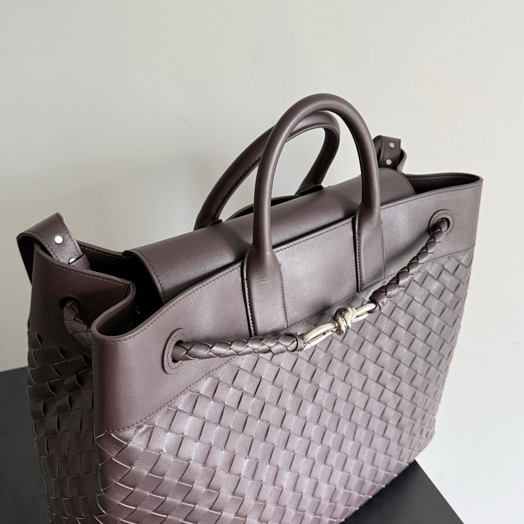 Bottega Veneta 보테가베네타 Andiamo Voyager 인트레치아토 토트백 7