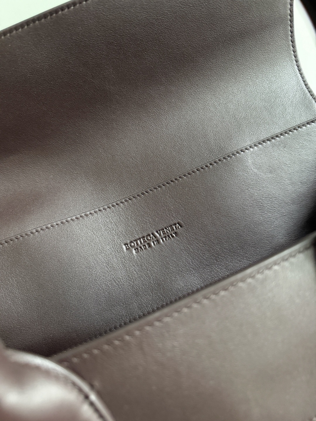 Bottega Veneta 보테가베네타 Andiamo Voyager 인트레치아토 토트백 13