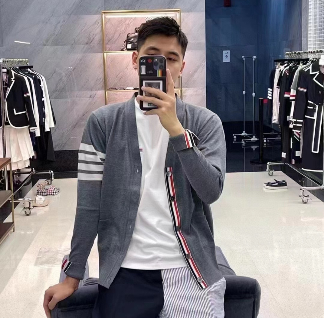 Thom Browne 톰브라운 사선 스트라이프 V넥 가디건 니트 4