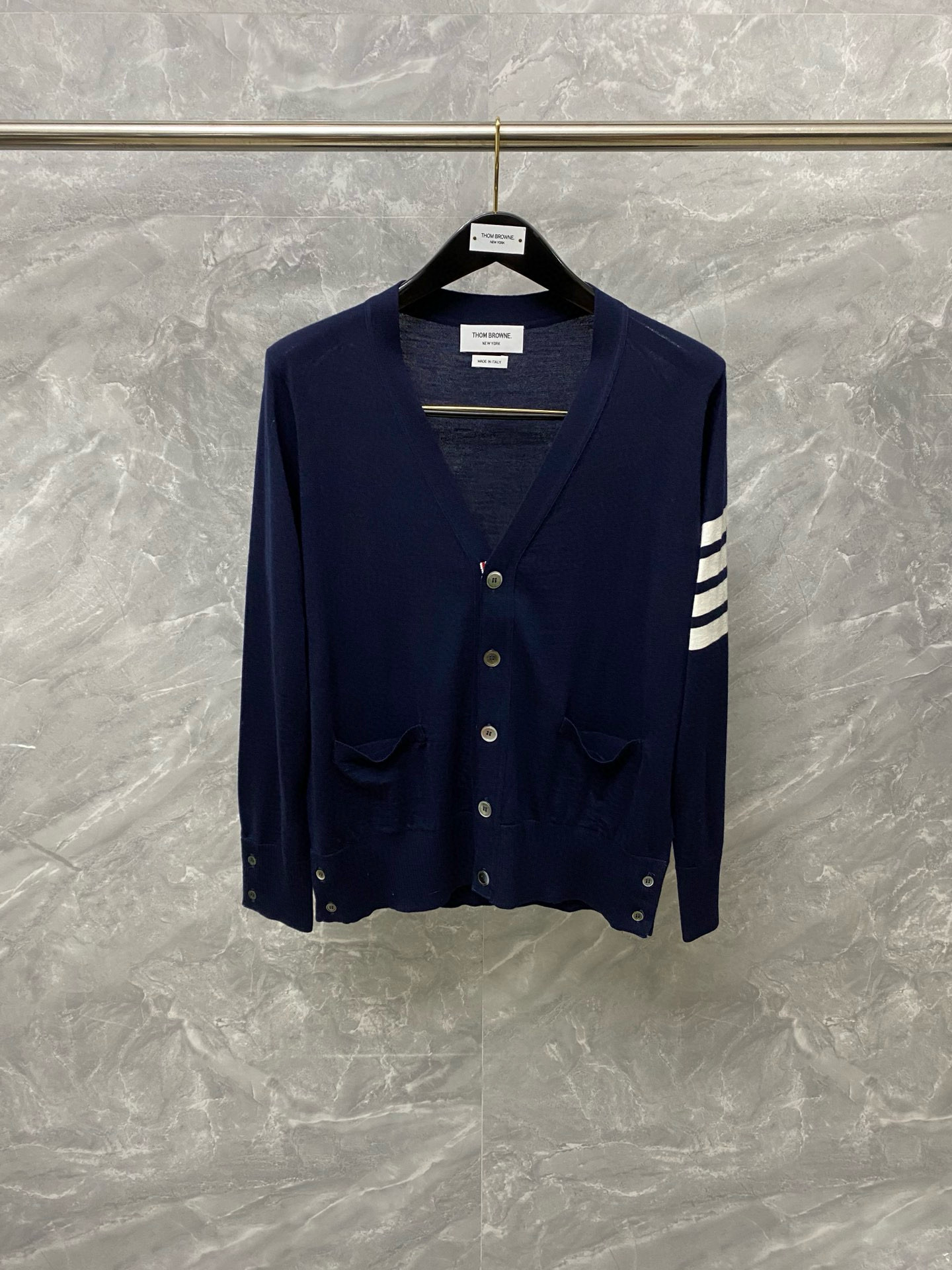 Thom Browne 톰브라운 사선 스트라이프 V넥 가디건 니트 1