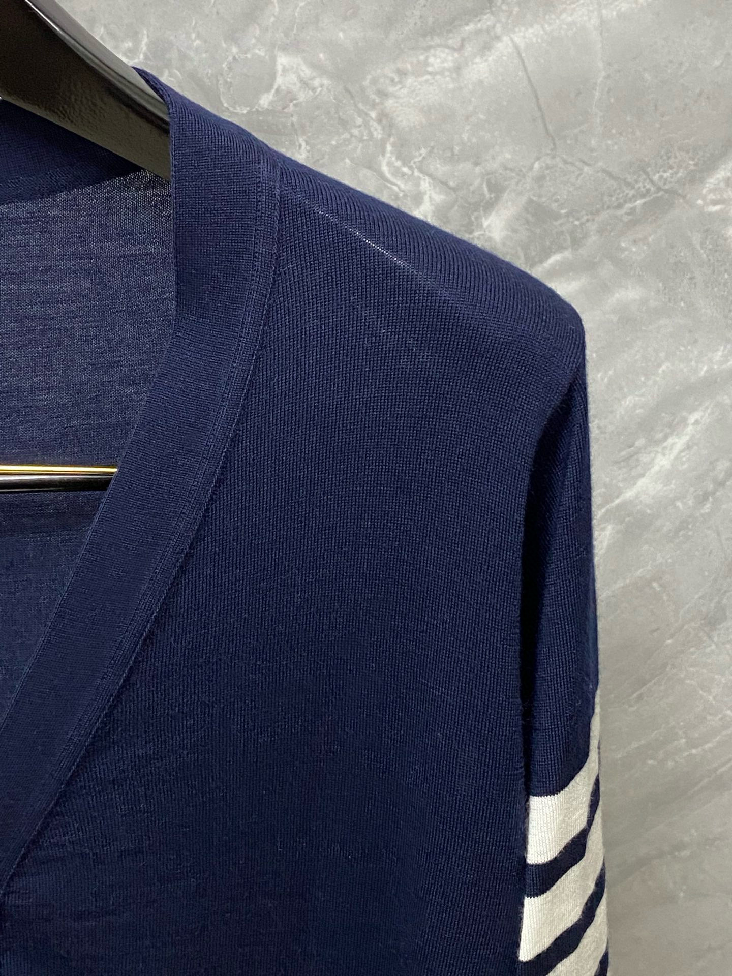 Thom Browne 톰브라운 사선 스트라이프 V넥 가디건 니트 2
