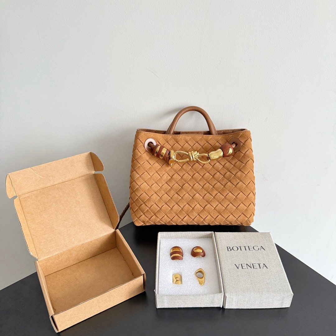 Bottega Veneta 보테가베네타 Andiamo 안디아모 인트레치아토 토트백 1