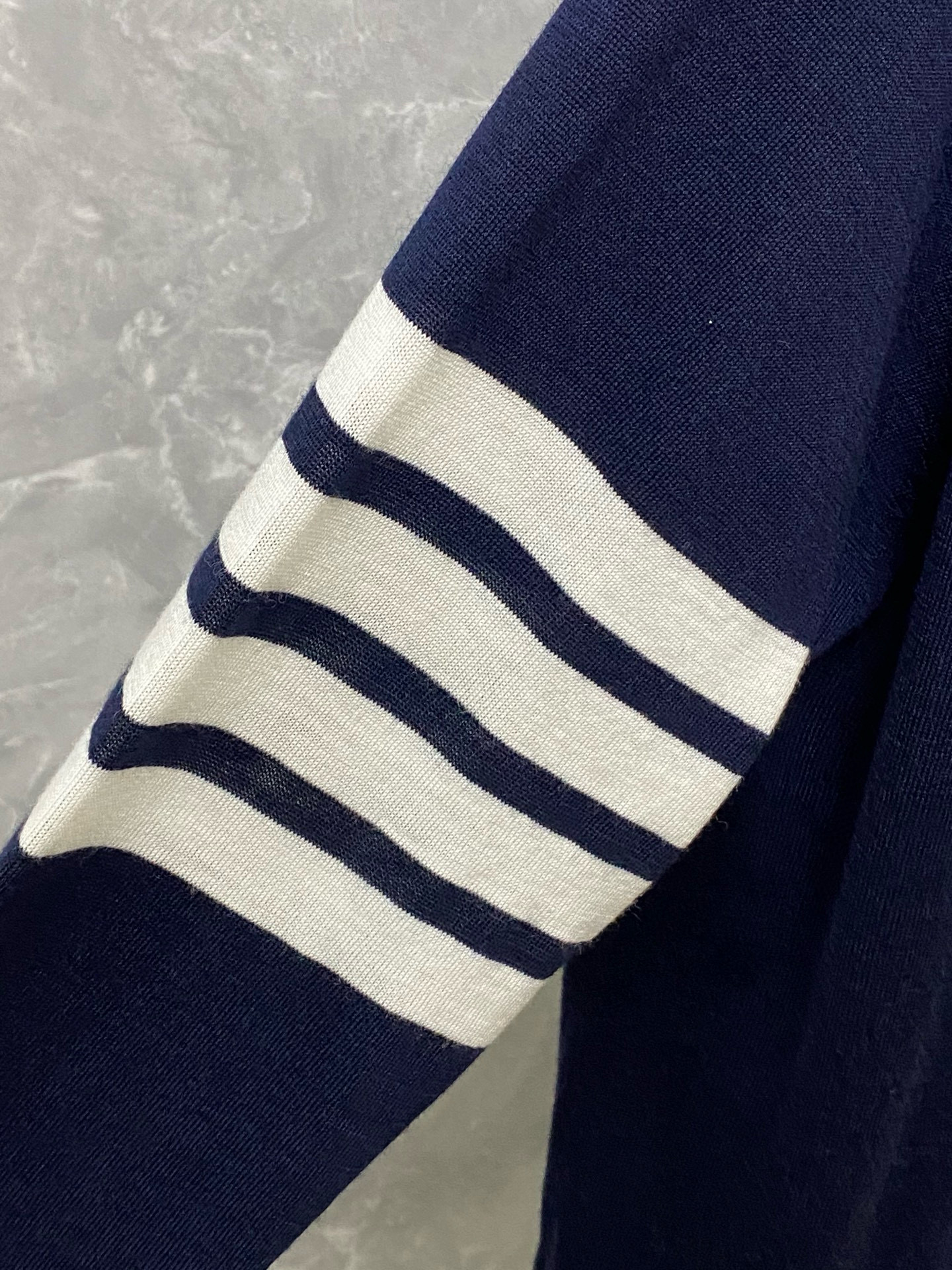 Thom Browne 톰브라운 사선 스트라이프 V넥 가디건 니트 4