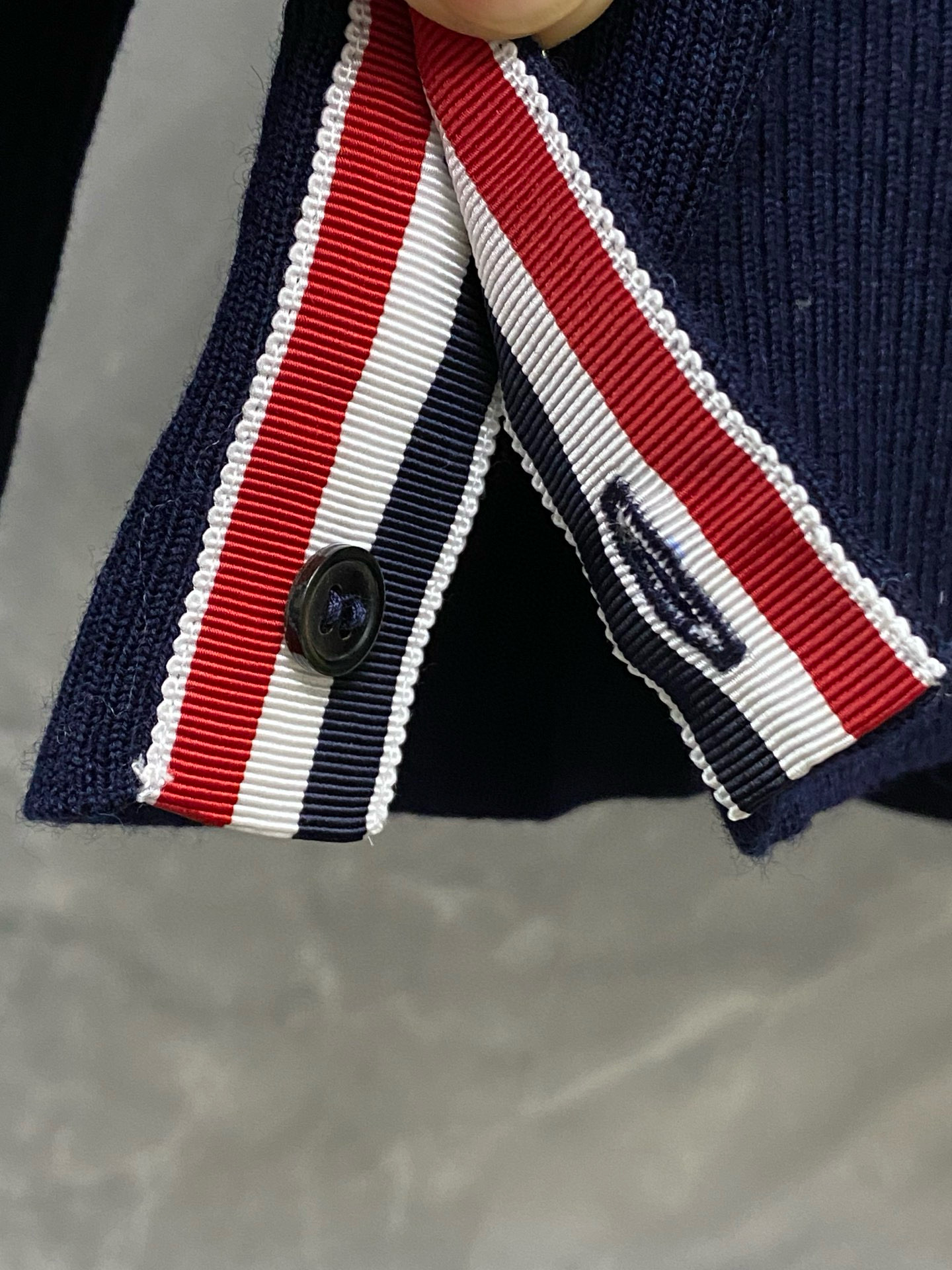 Thom Browne 톰브라운 사선 스트라이프 V넥 가디건 니트 8