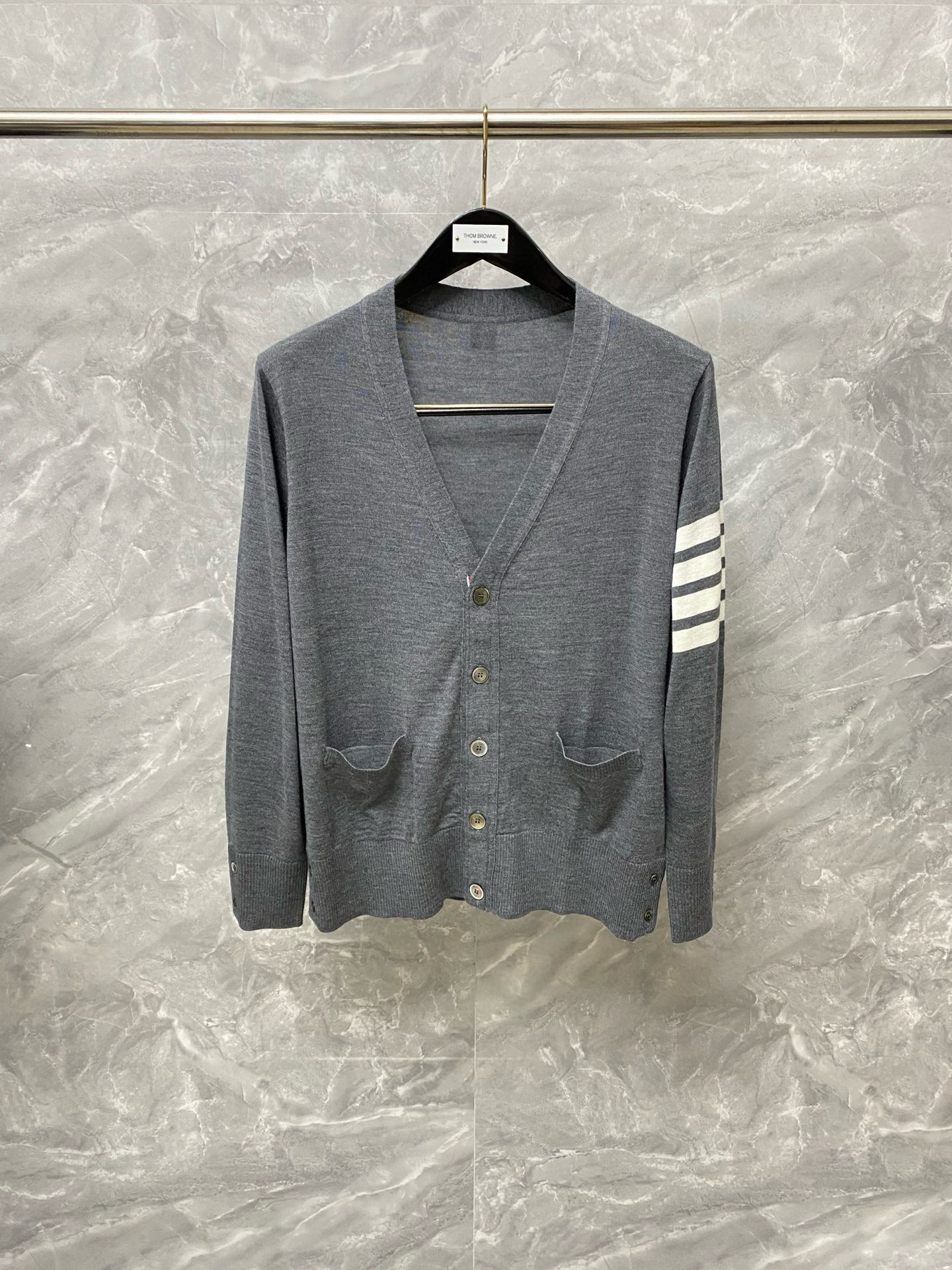 Thom Browne 톰브라운 사선 스트라이프 V넥 가디건 니트 13