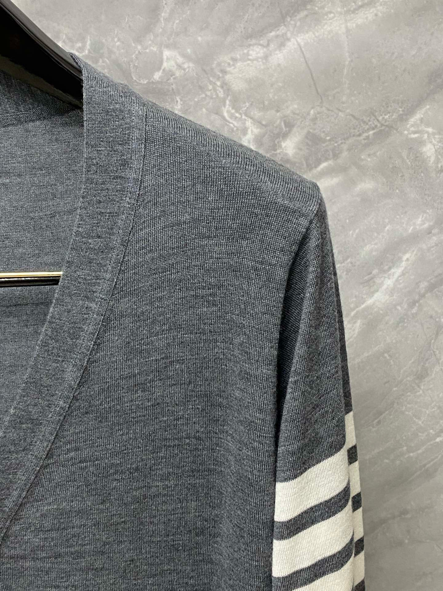 Thom Browne 톰브라운 사선 스트라이프 V넥 가디건 니트 14