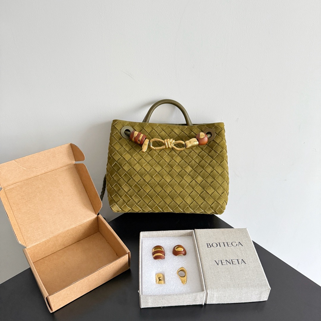 BOTTEGA VENETA 보테가베네타 Andiamo 인트레치아토 스웨이드 토트백 1