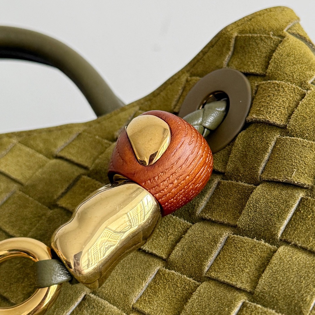 BOTTEGA VENETA 보테가베네타 Andiamo 인트레치아토 스웨이드 토트백 4
