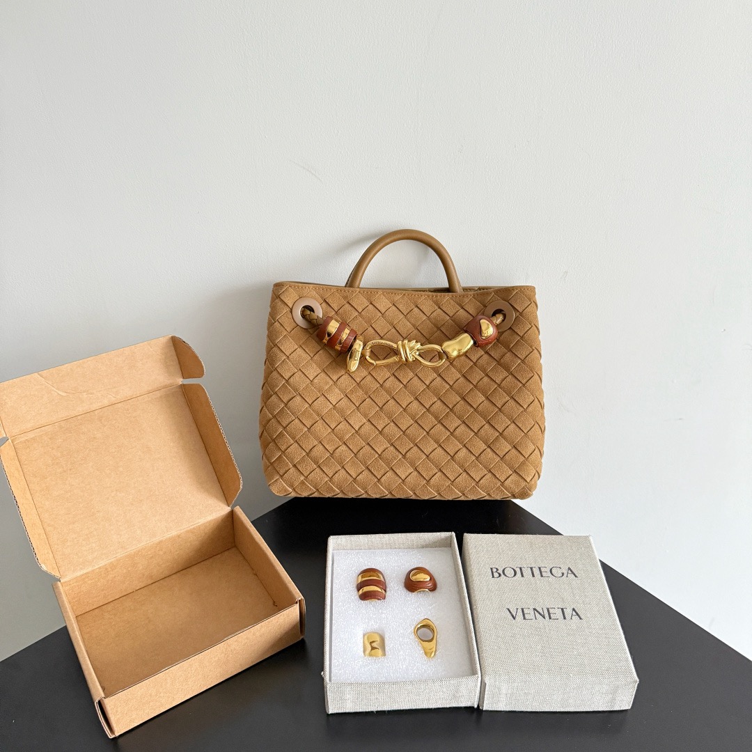 BOTTEGA VENETA 보테가베네타 Andiamo 안디아모 인트레치아토 토트백 1