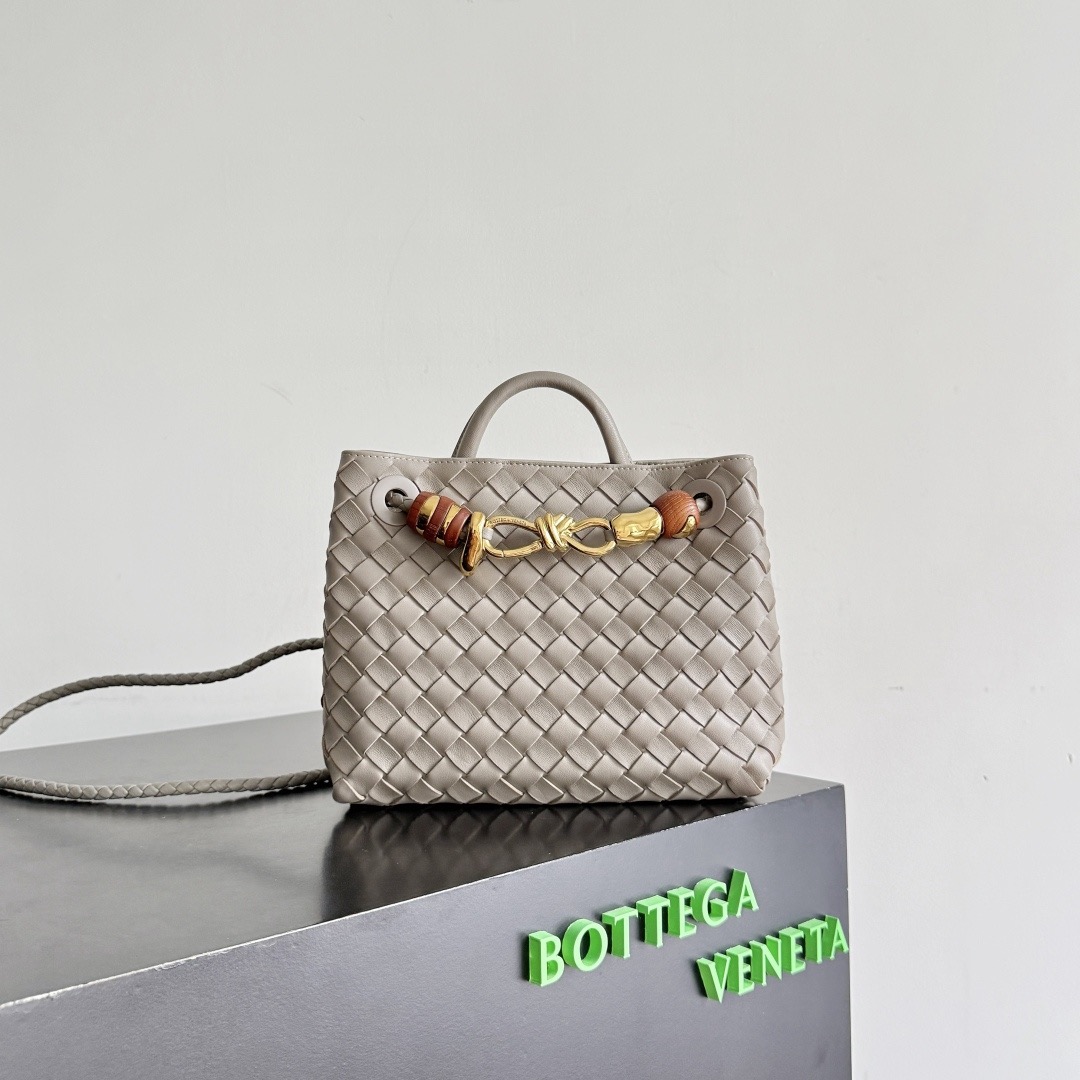 BOTTEGA VENETA 보테가베네타 Andiamo 인트레치아토 토트 크로스백 1
