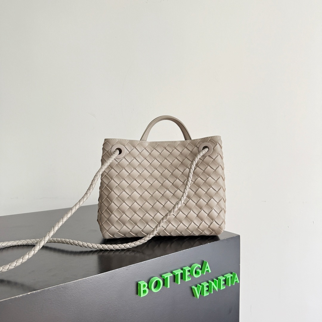 BOTTEGA VENETA 보테가베네타 Andiamo 인트레치아토 토트 크로스백 2