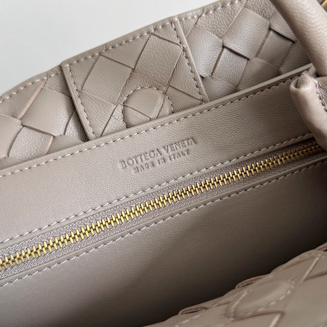 BOTTEGA VENETA 보테가베네타 Andiamo 인트레치아토 토트 크로스백 4