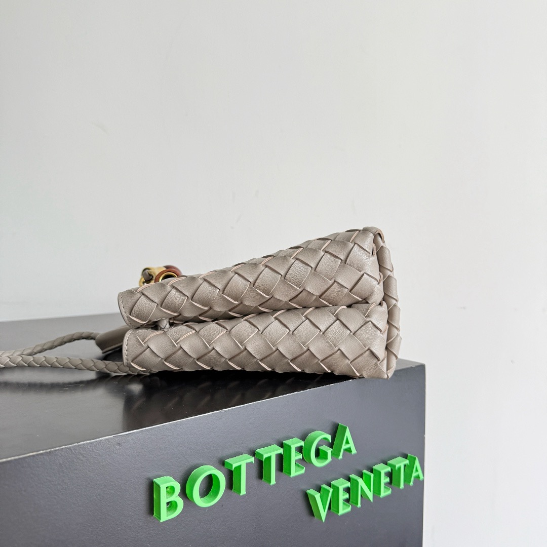 BOTTEGA VENETA 보테가베네타 Andiamo 인트레치아토 토트 크로스백 6