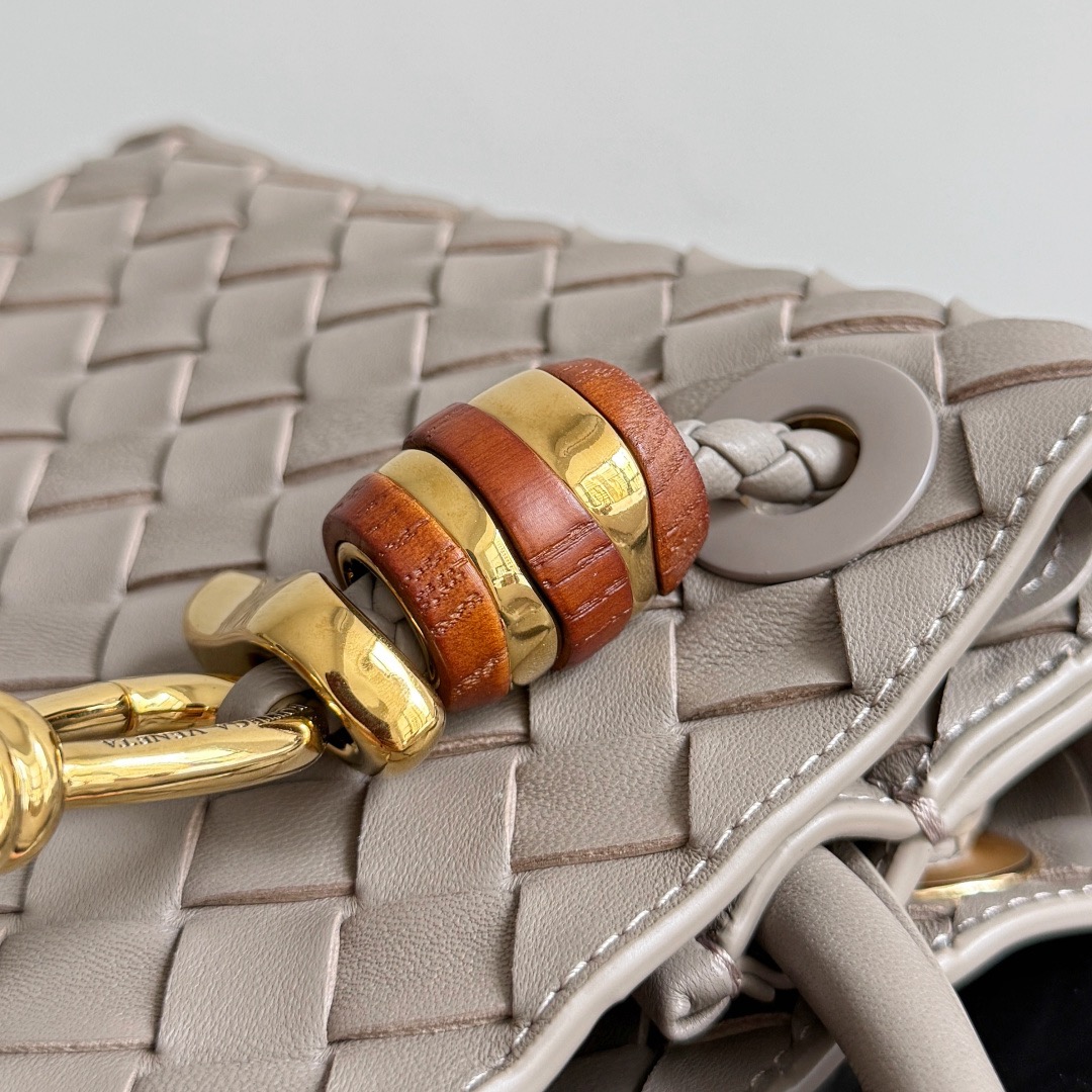 BOTTEGA VENETA 보테가베네타 Andiamo 인트레치아토 토트 크로스백 7