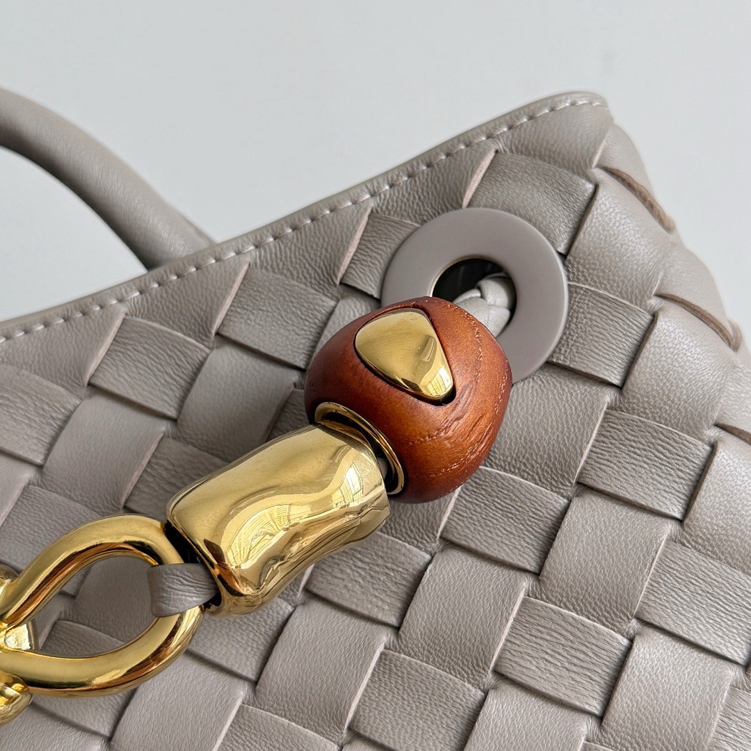 BOTTEGA VENETA 보테가베네타 Andiamo 인트레치아토 토트 크로스백 8