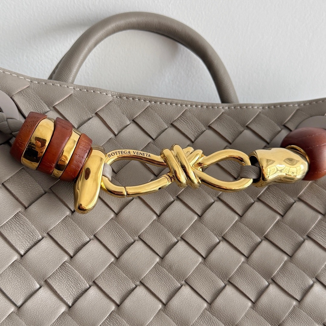 BOTTEGA VENETA 보테가베네타 Andiamo 인트레치아토 토트 크로스백 9