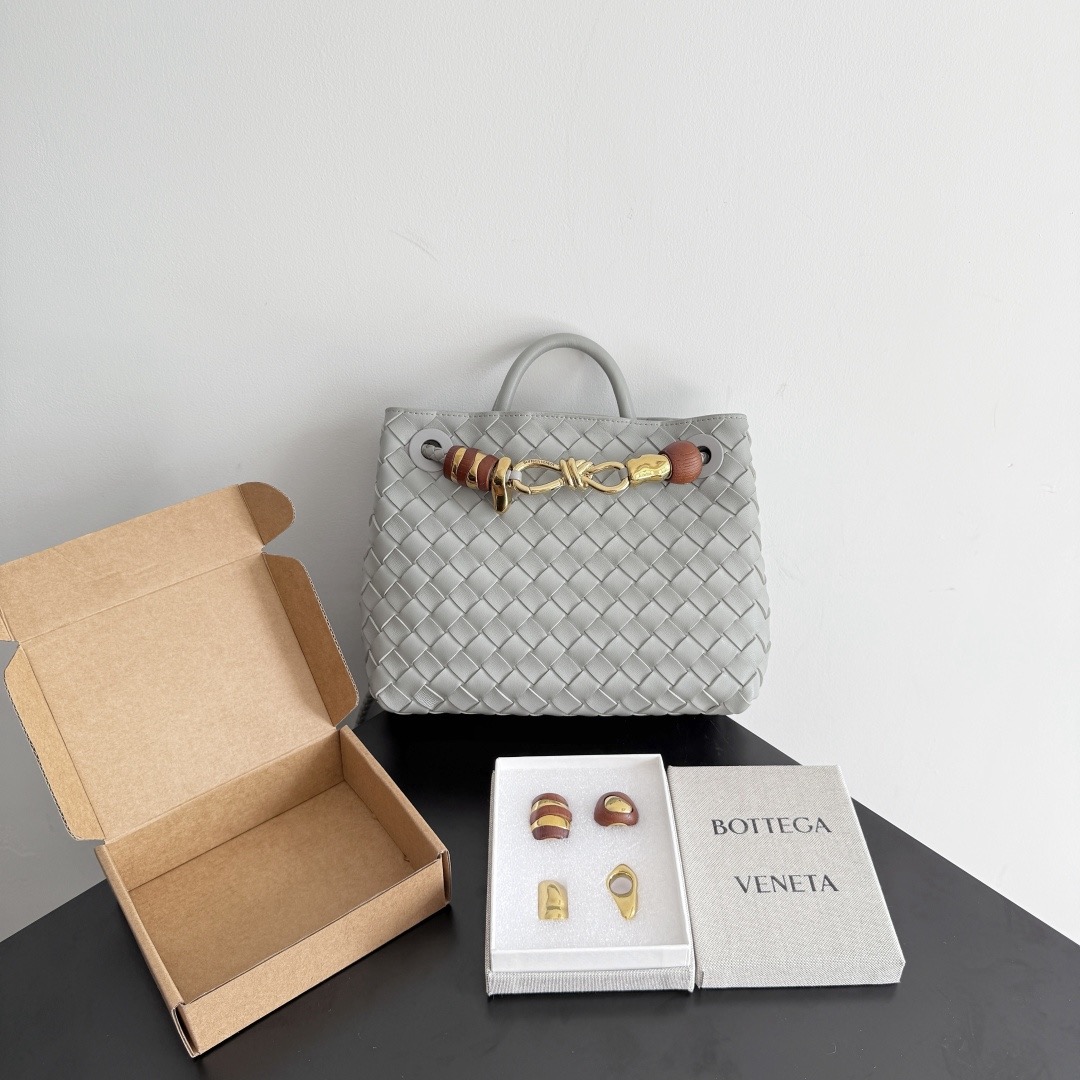 BOTTEGA VENETA 보테가베네타 Andiamo 인트레치아토 숄더 토트백 1