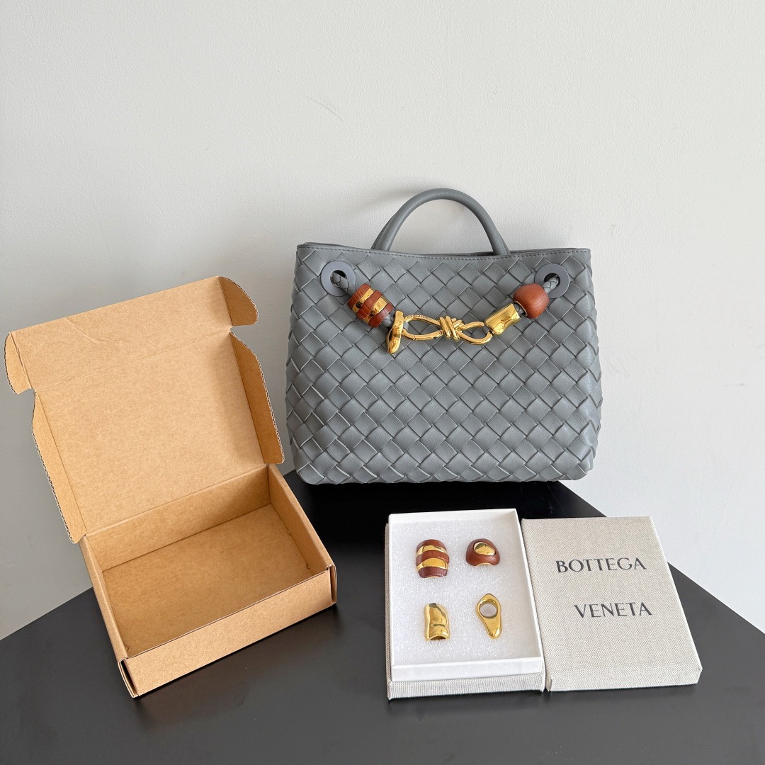 Bottega Veneta 보테가베네타 Andiamo 인트레치아토 토트 크로스백 1