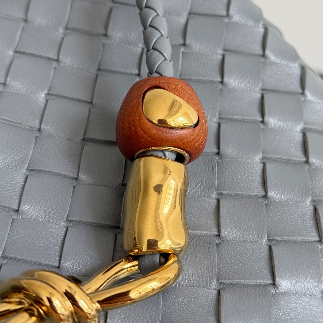 Bottega Veneta 보테가베네타 Andiamo 인트레치아토 토트 크로스백 7