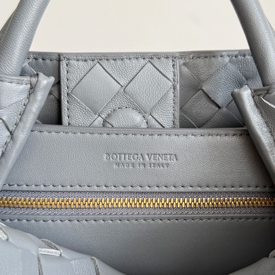 Bottega Veneta 보테가베네타 Andiamo 인트레치아토 토트 크로스백 8