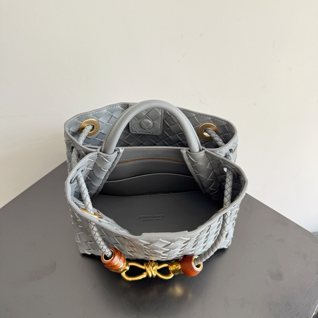 Bottega Veneta 보테가베네타 Andiamo 인트레치아토 토트 크로스백 10