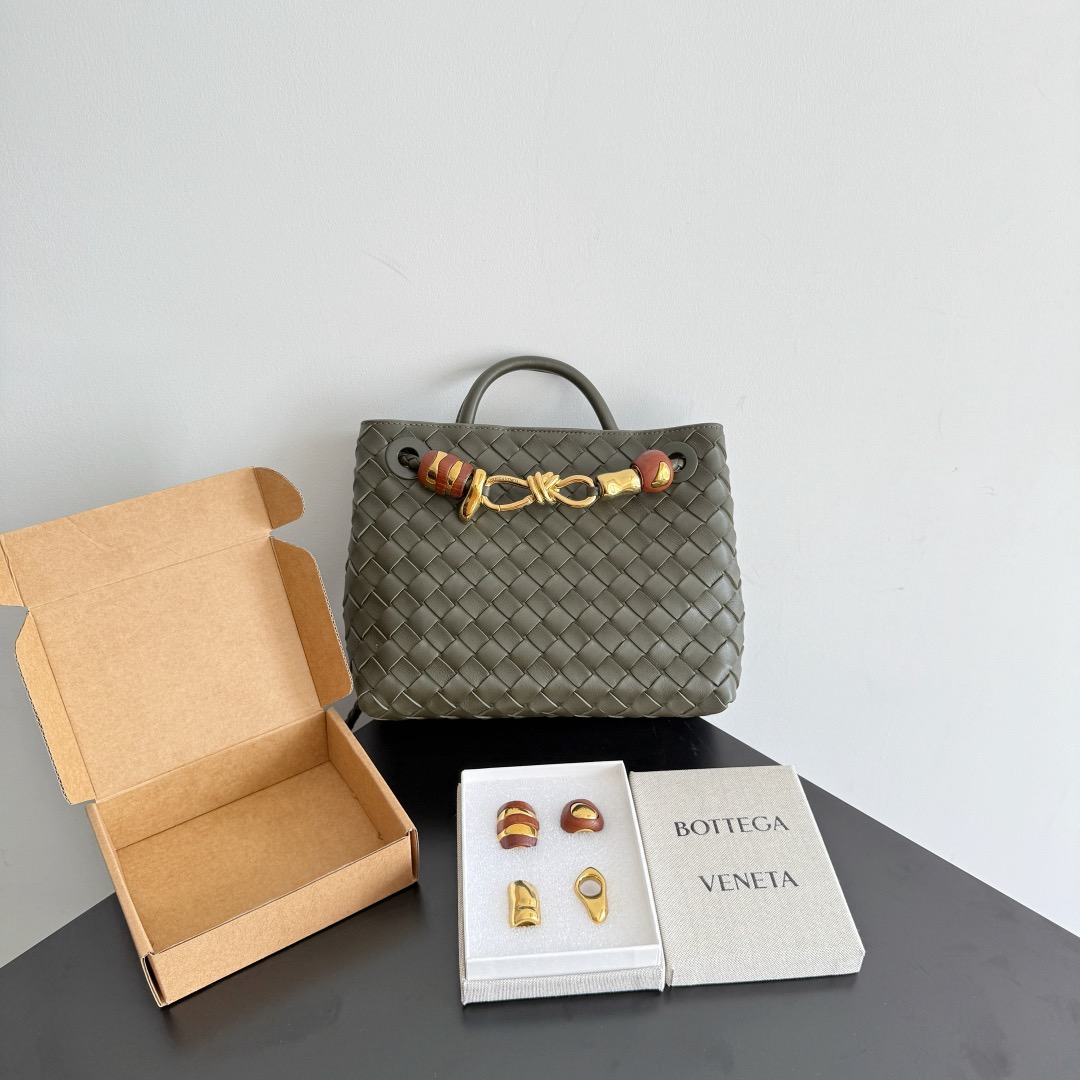 BOTTEGA VENETA 보테가베네타 Andiamo 인트레치아토 스몰 토트 크로스백 1