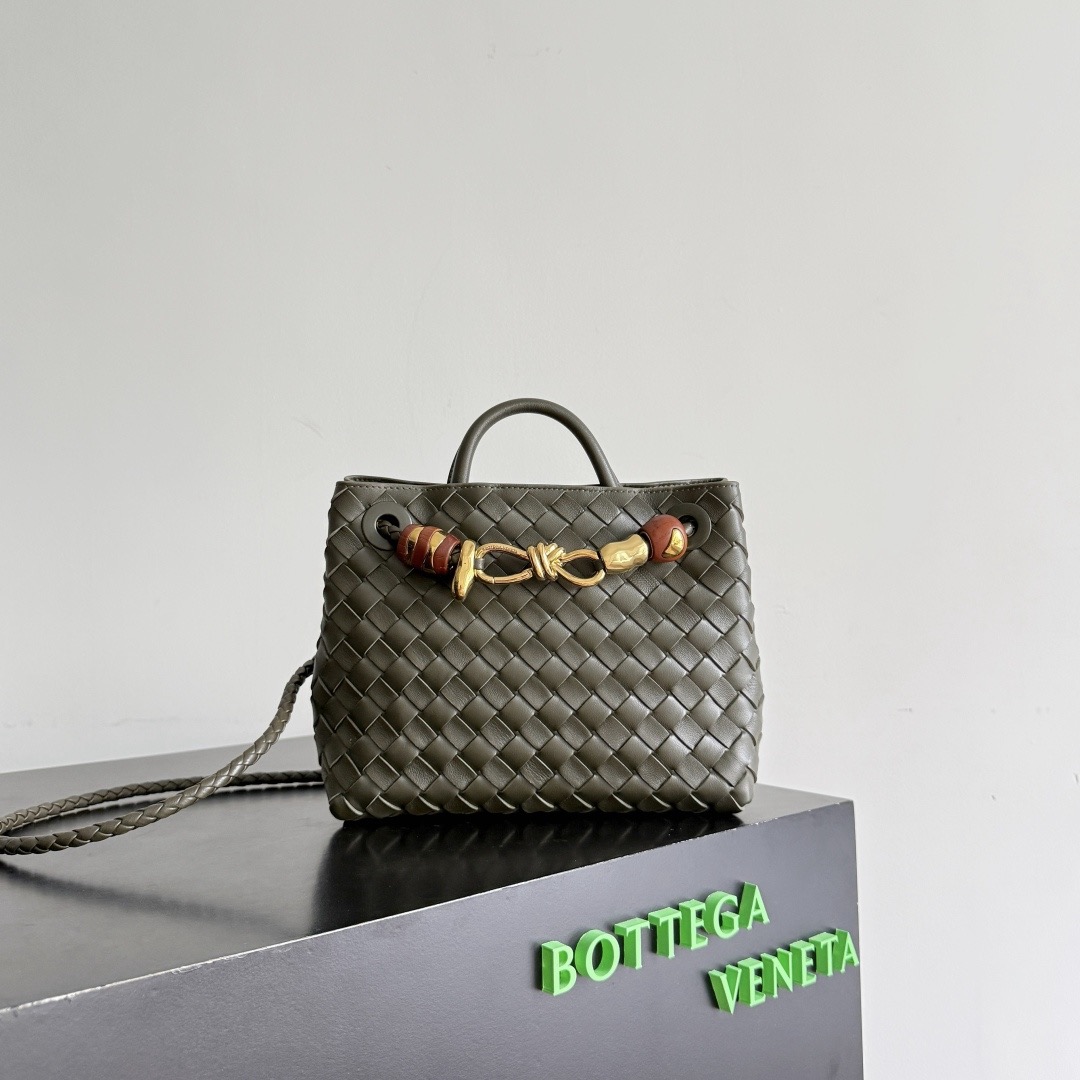 BOTTEGA VENETA 보테가베네타 Andiamo 인트레치아토 스몰 토트 크로스백 2