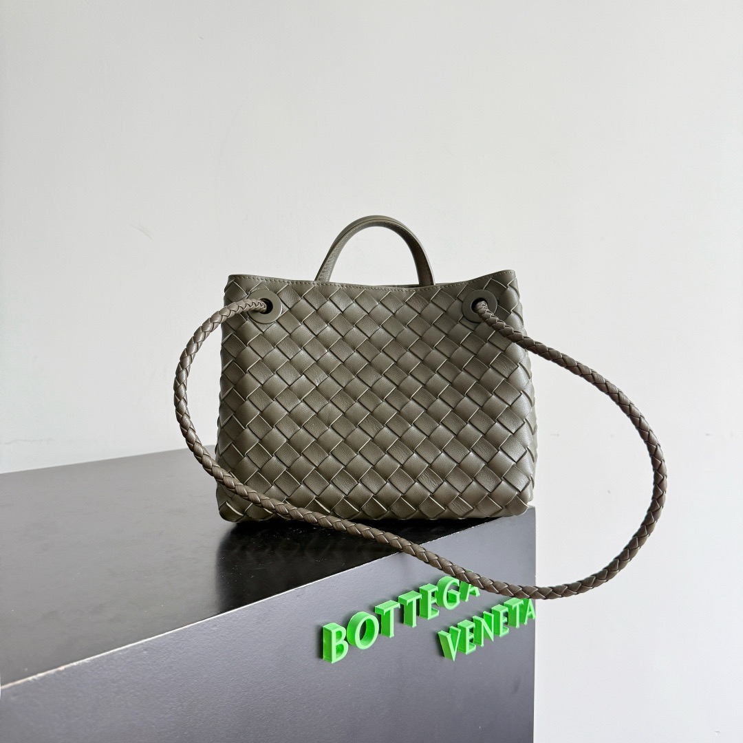 BOTTEGA VENETA 보테가베네타 Andiamo 인트레치아토 스몰 토트 크로스백 3