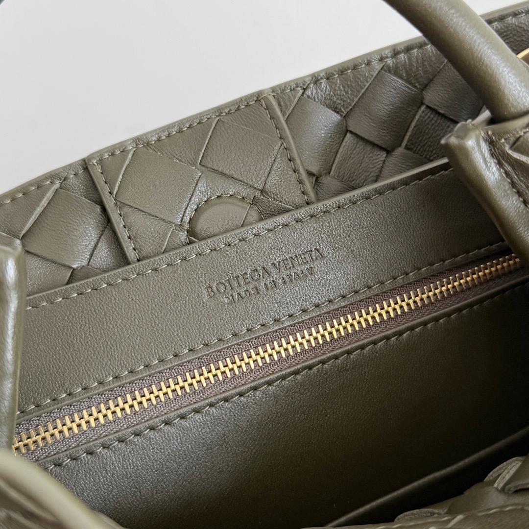 BOTTEGA VENETA 보테가베네타 Andiamo 인트레치아토 스몰 토트 크로스백 6