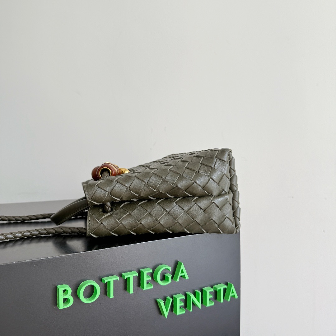 BOTTEGA VENETA 보테가베네타 Andiamo 인트레치아토 스몰 토트 크로스백 7