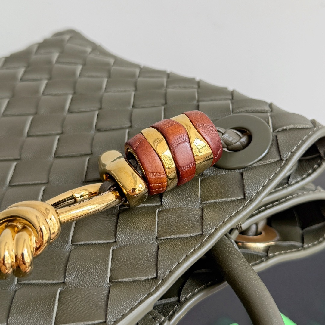 BOTTEGA VENETA 보테가베네타 Andiamo 인트레치아토 스몰 토트 크로스백 8