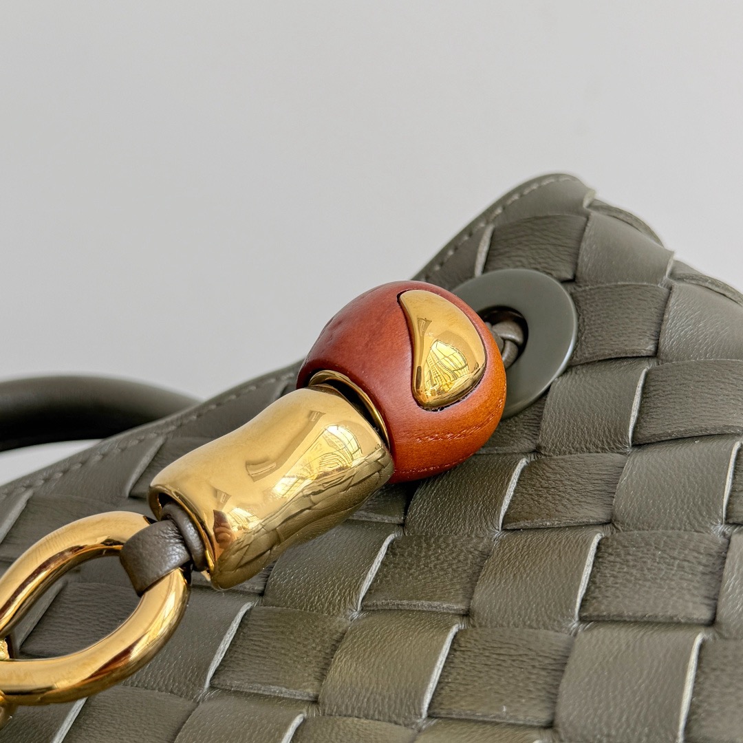 BOTTEGA VENETA 보테가베네타 Andiamo 인트레치아토 스몰 토트 크로스백 9