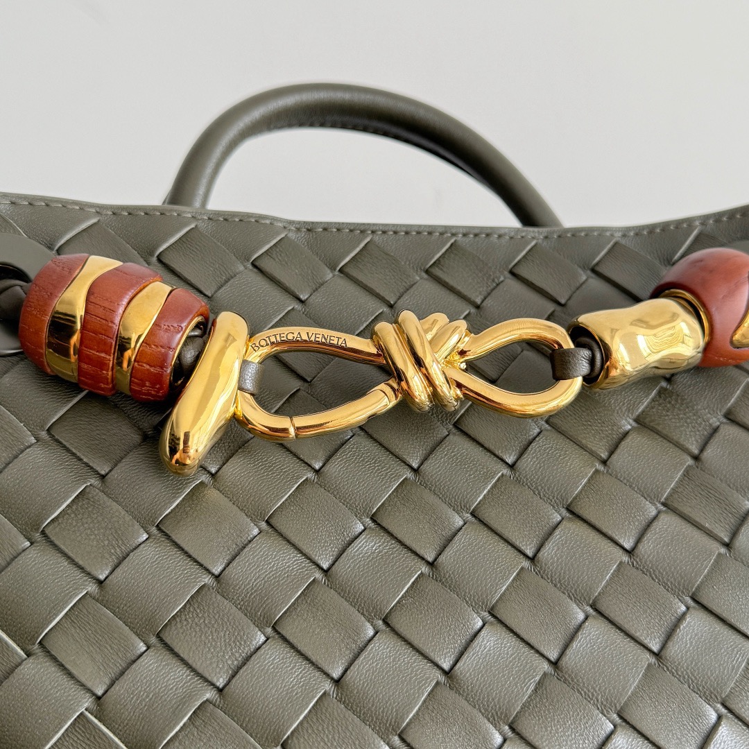 BOTTEGA VENETA 보테가베네타 Andiamo 인트레치아토 스몰 토트 크로스백 10