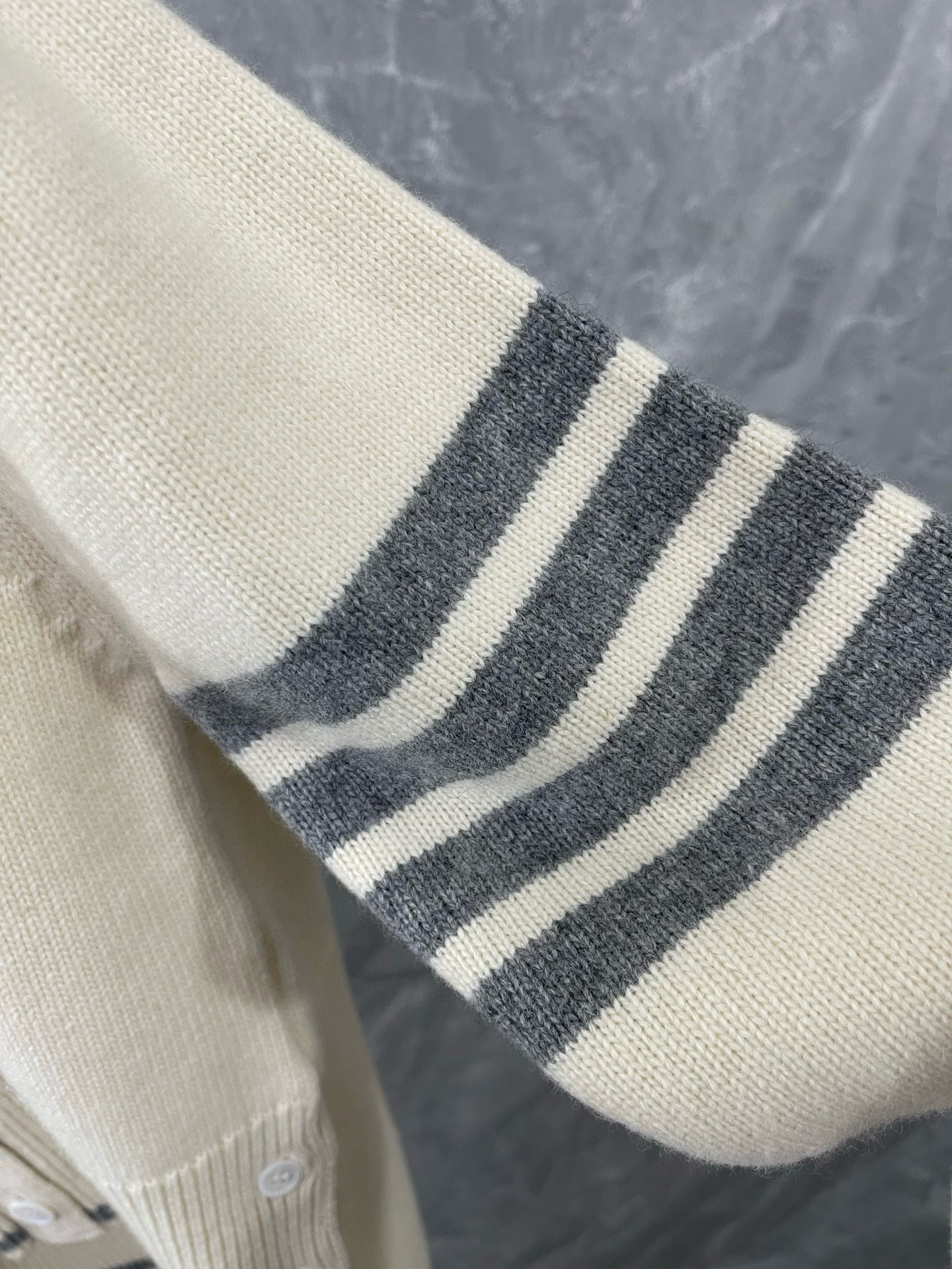 Thom Browne 톰브라운 거위 자수 스트라이프 울 가디건 4