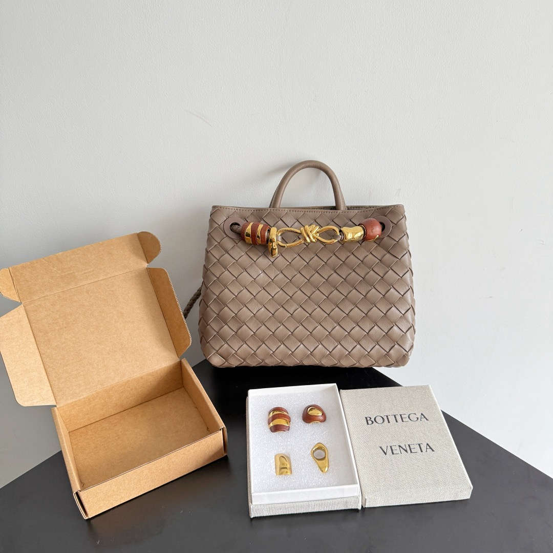 Bottega Veneta 보테가베네타 Andiamo 인트레치아토 토트 크로스백 1