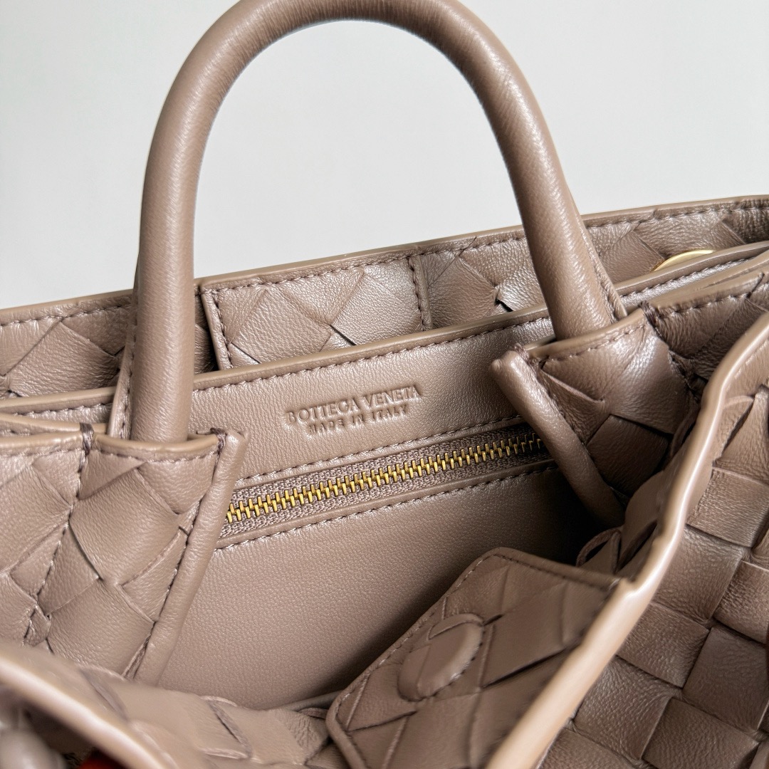 Bottega Veneta 보테가베네타 Andiamo 인트레치아토 토트 크로스백 5