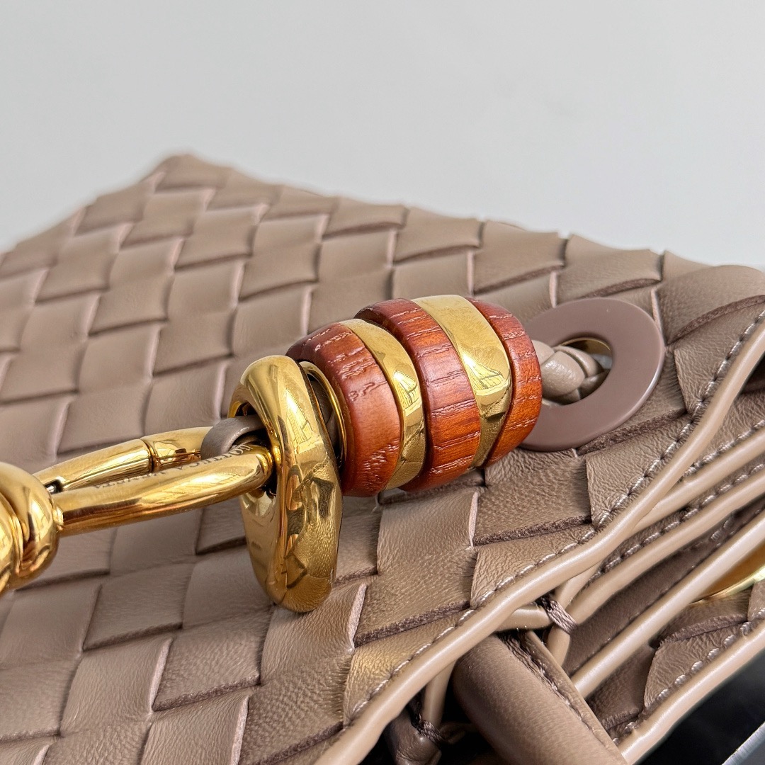 Bottega Veneta 보테가베네타 Andiamo 인트레치아토 토트 크로스백 8